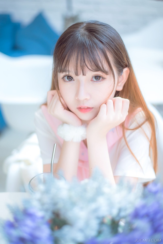 “主公……”黄权站出来一步，面色有些复杂的摇了摇头。